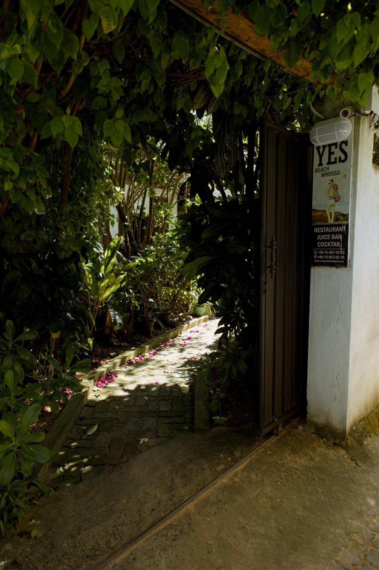 Yes Beach House Mirissa Buitenkant foto